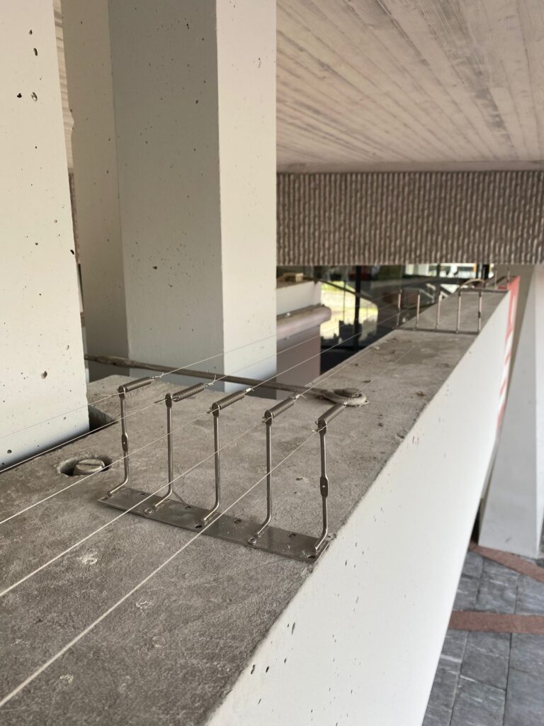 AVEX Taubenabwehr – Einsatz von Drahtseilen