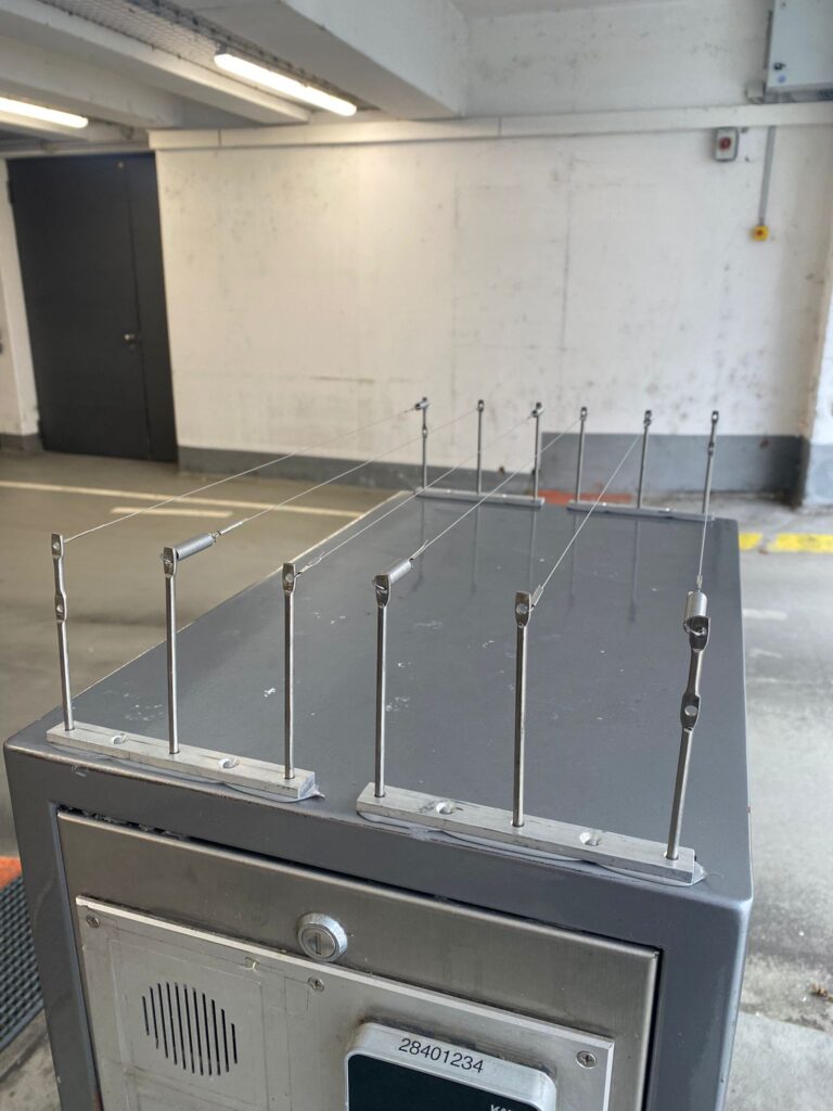 AVEX Taubenabwehr – Einsatz von Drahtseilen